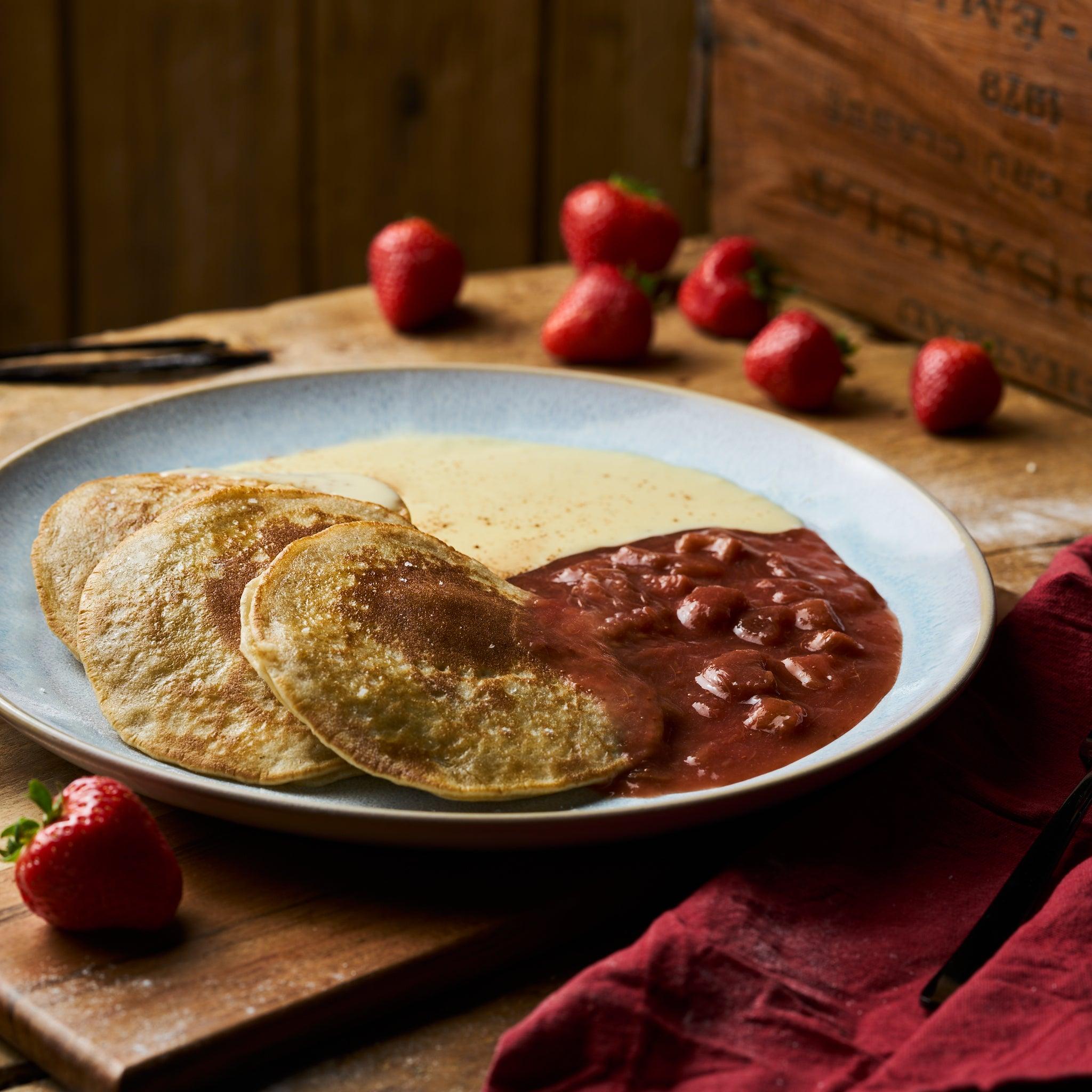 Pancakes an Erdbeer-Rhabarberkompott mit Vanillesauce