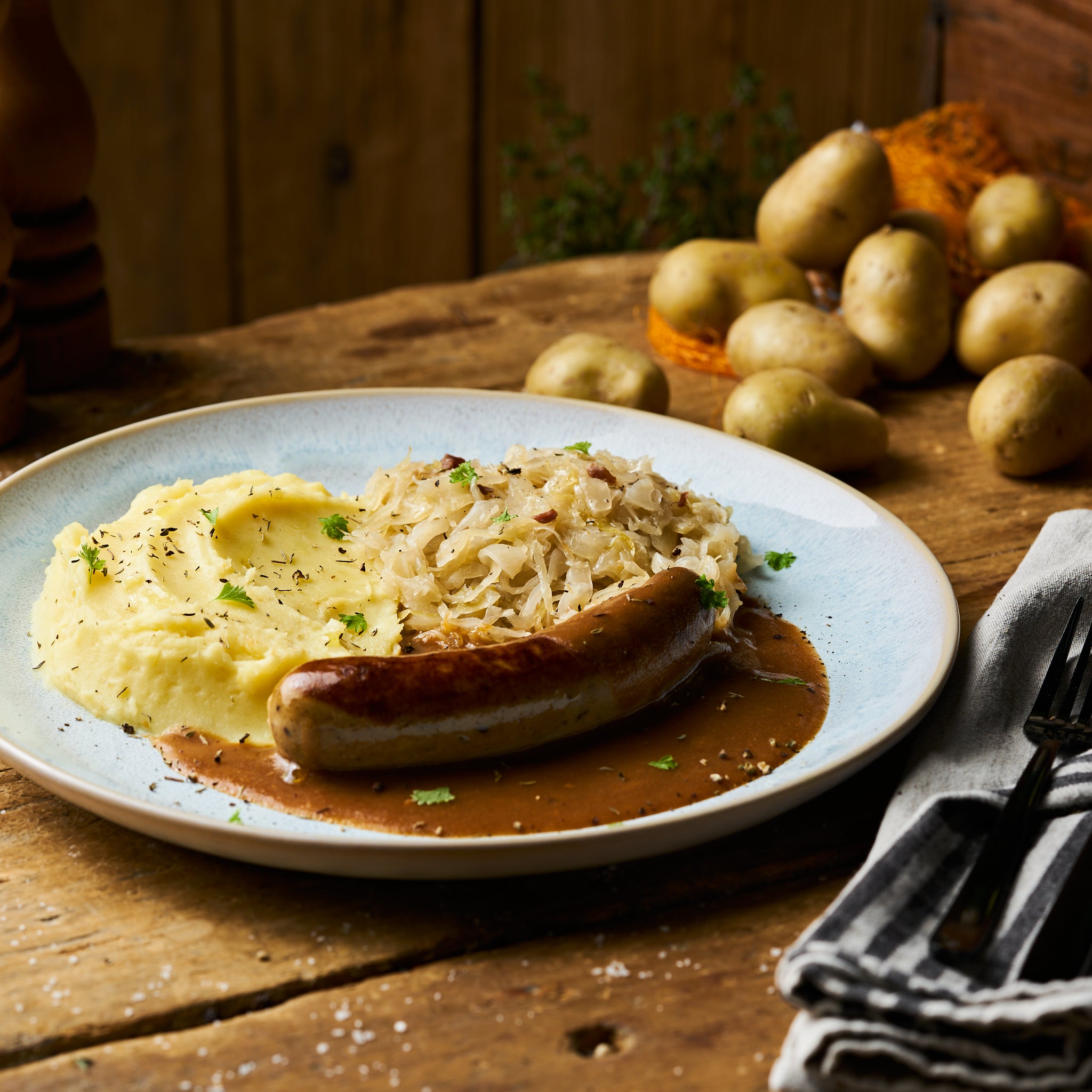 Thüringer Bratwurst an Spreewälder Sauerkraut mit Kartoffelstampf