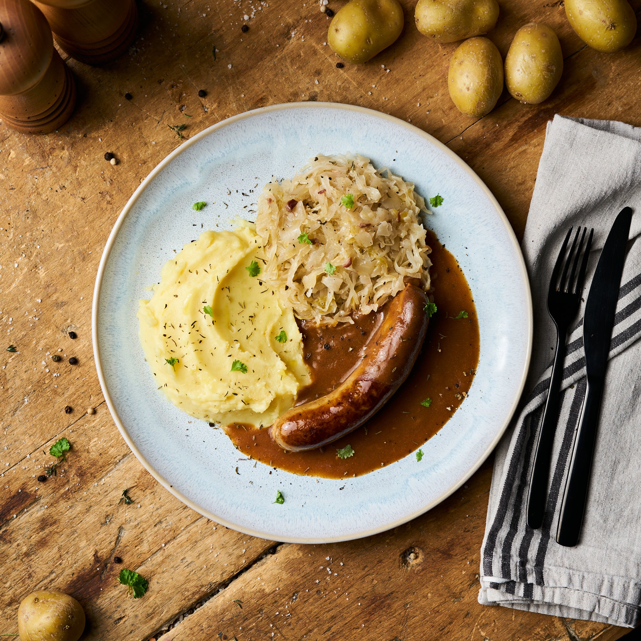 Thüringer Bratwurst an Spreewälder Sauerkraut mit Kartoffelstampf