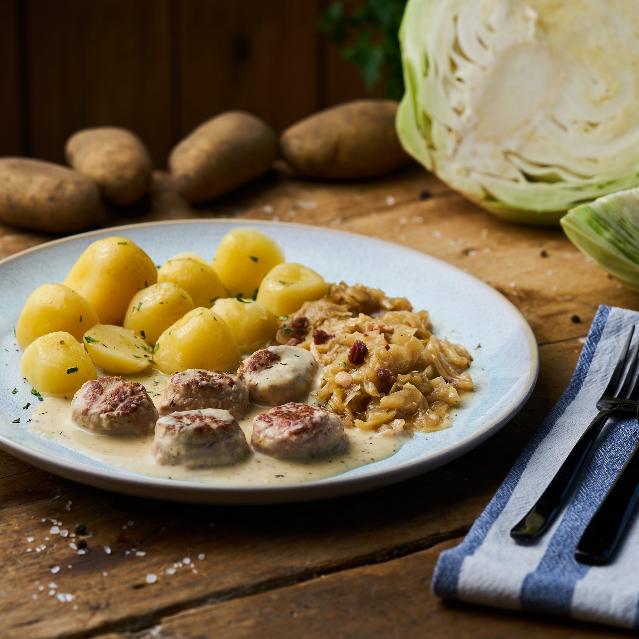 Fleischkäsebällchen in süßer Senfsauce mit Bayrisch Kraut und Butterkartoffeln - freshfoodz