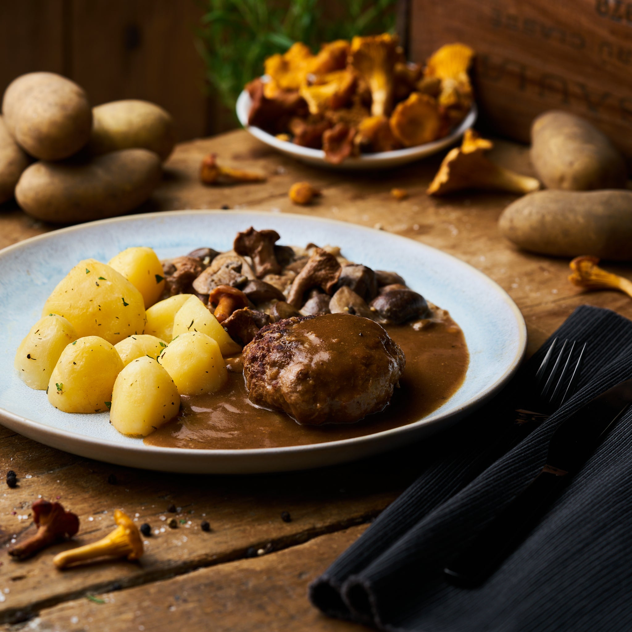 Boulette vom Schwein mit Pfifferlingssauce und Butterkartoffeln